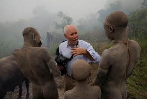 Steve McCurry che parla con un uomo della tribù Surma, Omo Valley, Etiopia, 2012