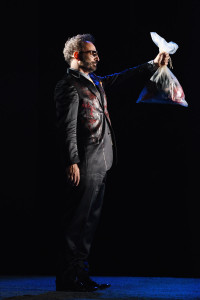 Hossein Taheriin una scena dello spettacolo. Foto di Bepi Caroli 