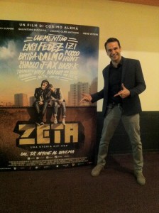 Gavasso davanti alla locandina del film Zeta